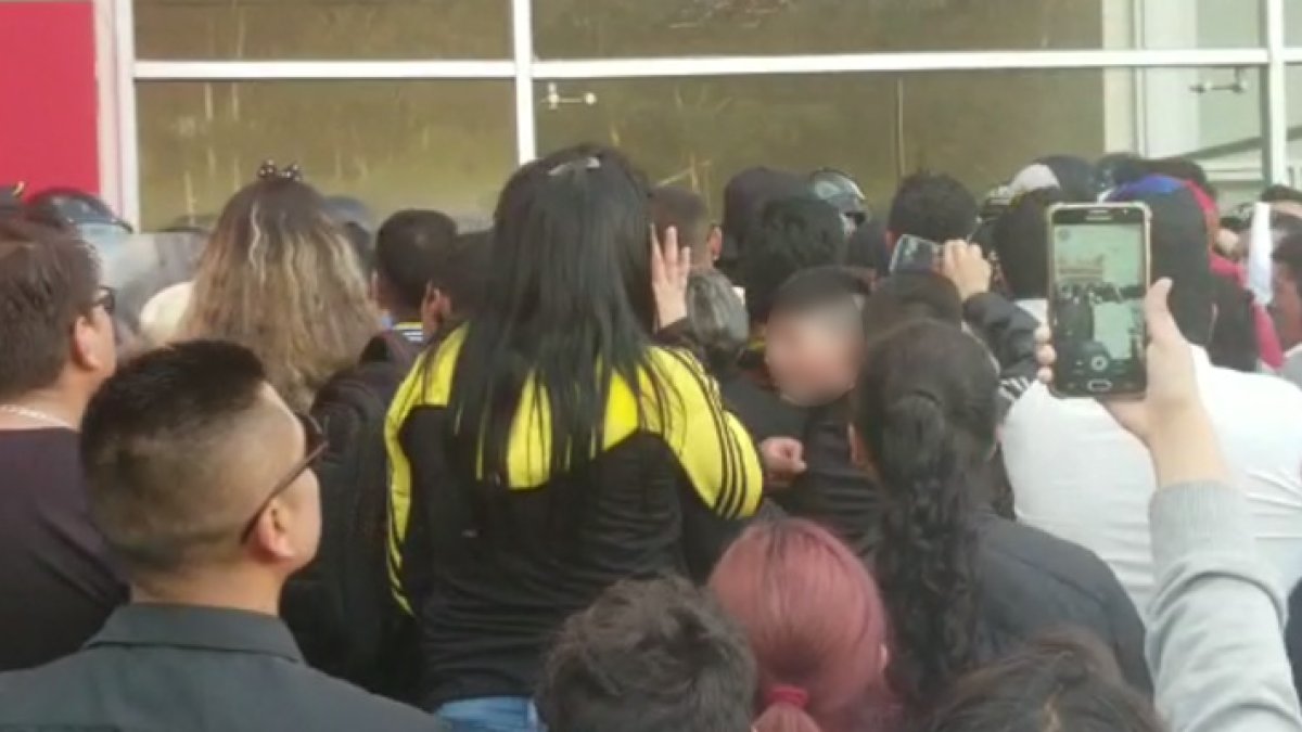 Imágenes de las personas tratando de entrara a las instalaciones del ECU 911 Ibarra.