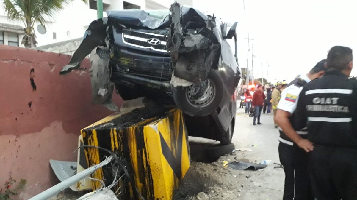 El percance se produjo en una peligrosa curva. Furgoneta quedó sobre una base de cemento.