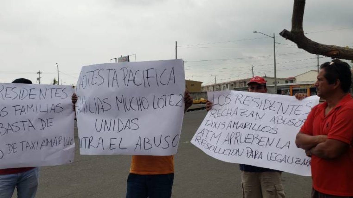 Un grupo de residentes, que presta el servicio de taxi ejecutivo, se levantó con carteles para pedir la regularización de sus vehículos.