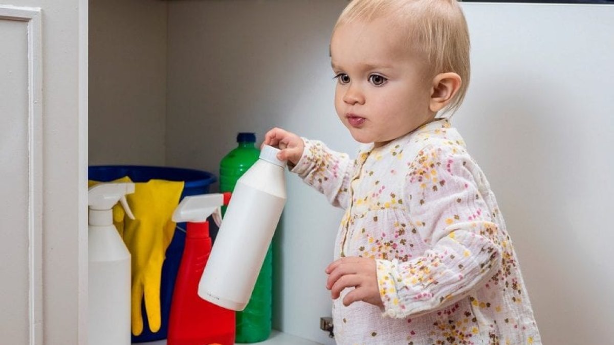 Imagen referencial. Tras ingerir la sustancia, el niño de Posadas, Argentina, presentó lesiones en el esófago.