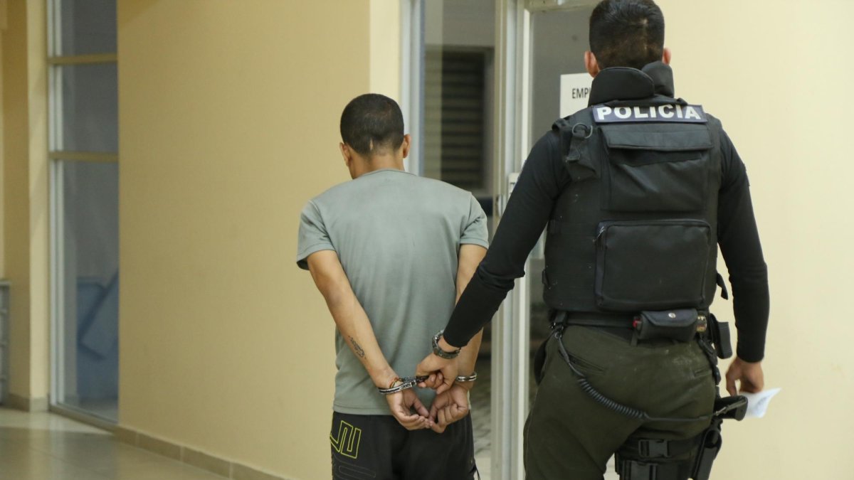 Según contó el policía Luis Agila, él y otros uniformados recibieron la alerta a través del ECU-911 de que en ese sector un sujeto había realizado varios tiros.