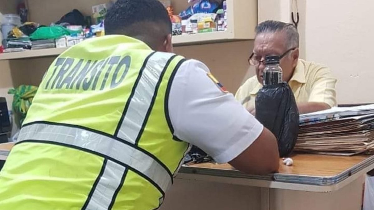 El cabo Cristopher Jarro Carvajal quedó con el pantalón roto por el ataque.