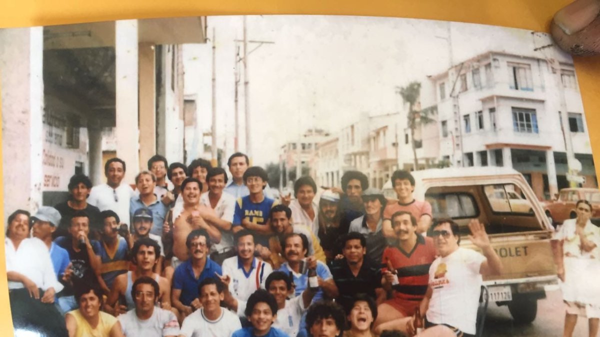 Peloteros guayacos después de un partido de fútbol en el barrio Garay.