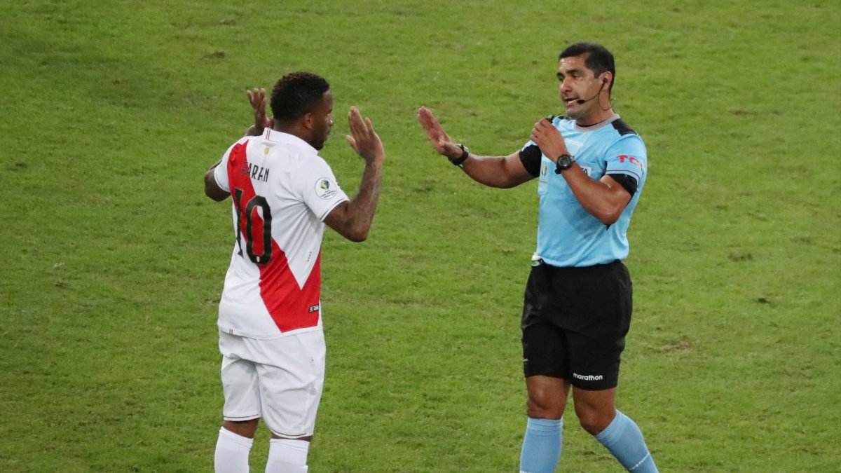 La terna ecuatoriana está encabezada por el árbitro Roddy Zambrano, quien ha dirigido partidos de Copa Libertadores y Copa Sudamericana, entre otros.