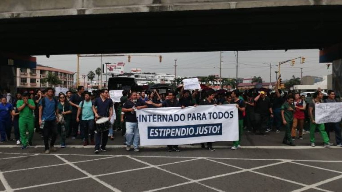 En Guayaquil, estudiantes de Medicina realizaron una marcha por el norte de la ciudad, para exigir un estipendio justo.