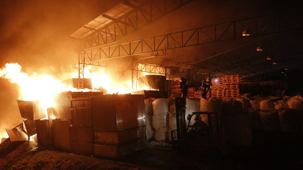 Miembros del Cuerpo de Bomberos de la ciudad arribaron con autobombas, tanqueros y un camión escalera.