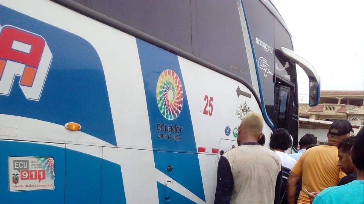 La moto terminó debajo del bus por el impacto.