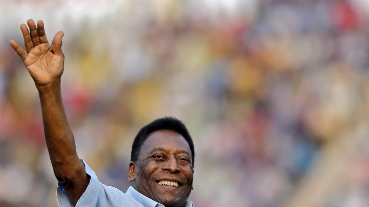 La leyenda del fútbol Pelé posa durante un acto de una marca suiza de relojes celebrado el 2 de abril en París.