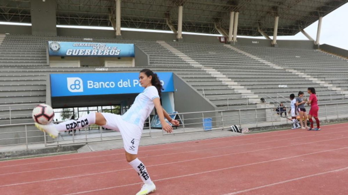 Actuaba en la Espol cuando fue fichada por el equipo Ciudadano. Sueña con jugar en el exterior. Admira al español Carlos Puyol.