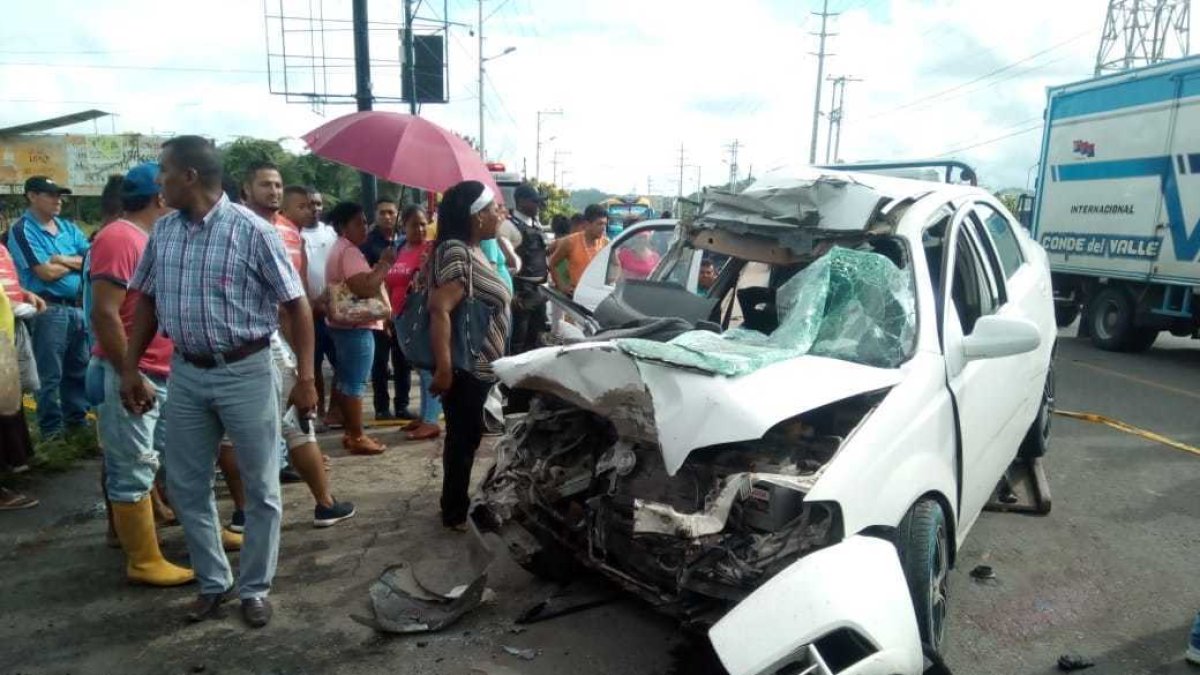 El auto en el que viajaban las maestras cuando se toparon con la muerte.