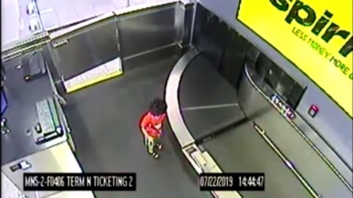 Lorenzo quedó atrapado por 5 minutos en la banda de transporte de maletas