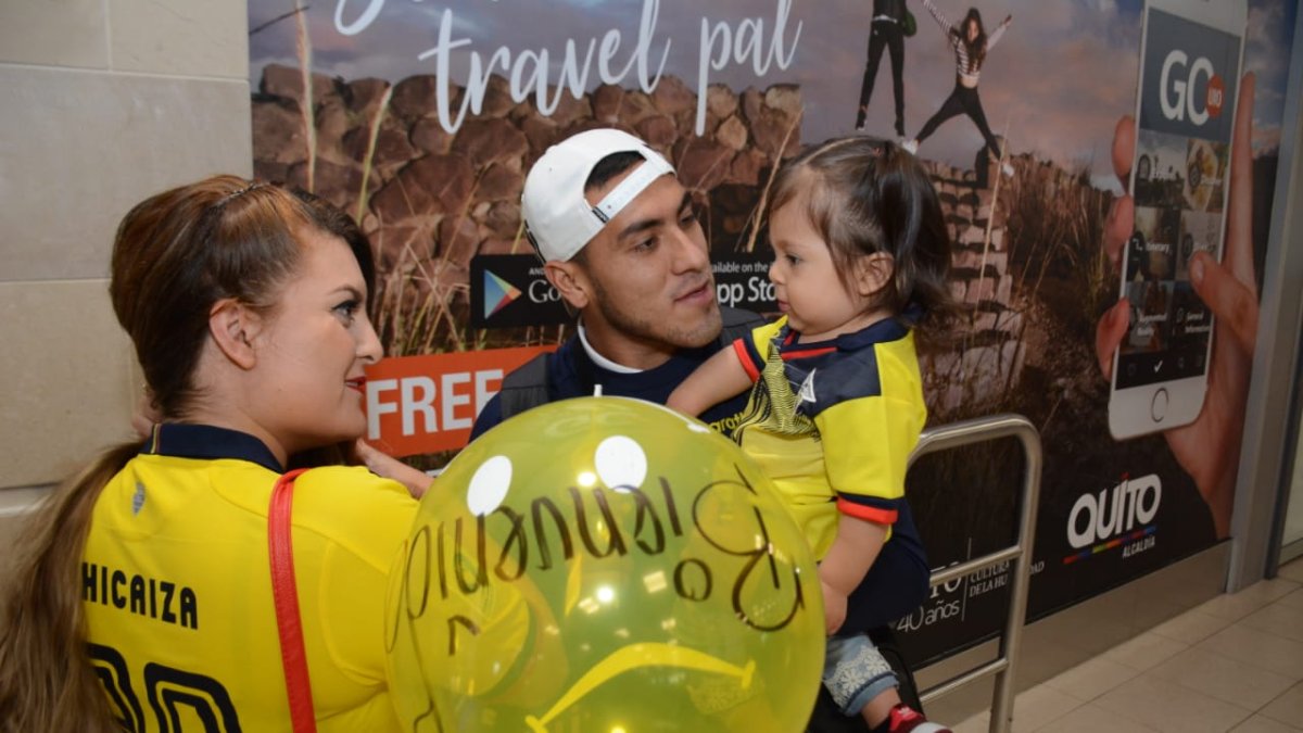 Andrés Chicaiza lloró de alegría cuando vio a su pequeña hija y su esposa que fueron a recibirlo.