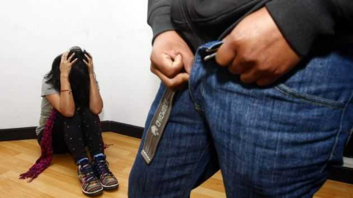 Gloria habría logrado comunicarse con su familia, quienes acompañados de la policía la rescataron del lugar.