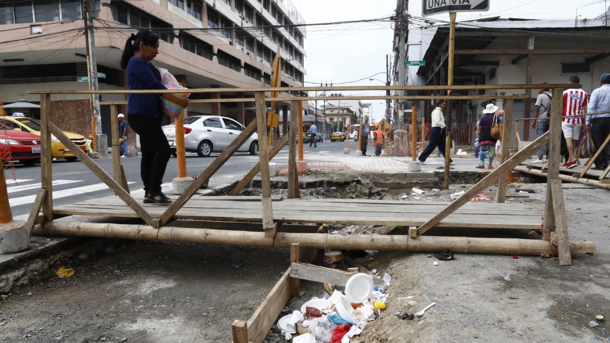 Según moradores del sector, transeúntes arrojan basura en la repavimentación de la calzada.