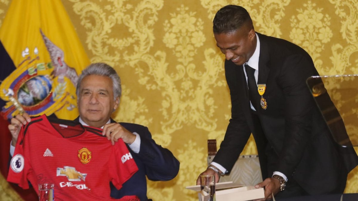 El presidente Lenín Moreno muestra orgulloso la camiseta entregada por el Toño Valencia.