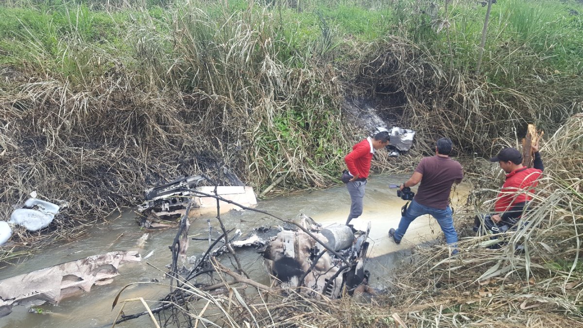 Durante el vuelo, junto también con la Policía Nacional, lograron identificar el sitio donde se accidentó, que fue en una canaleta de agua. Al revisarla, no se localizaron ni ocupantes así como tampoco algún tipo de cargamento.