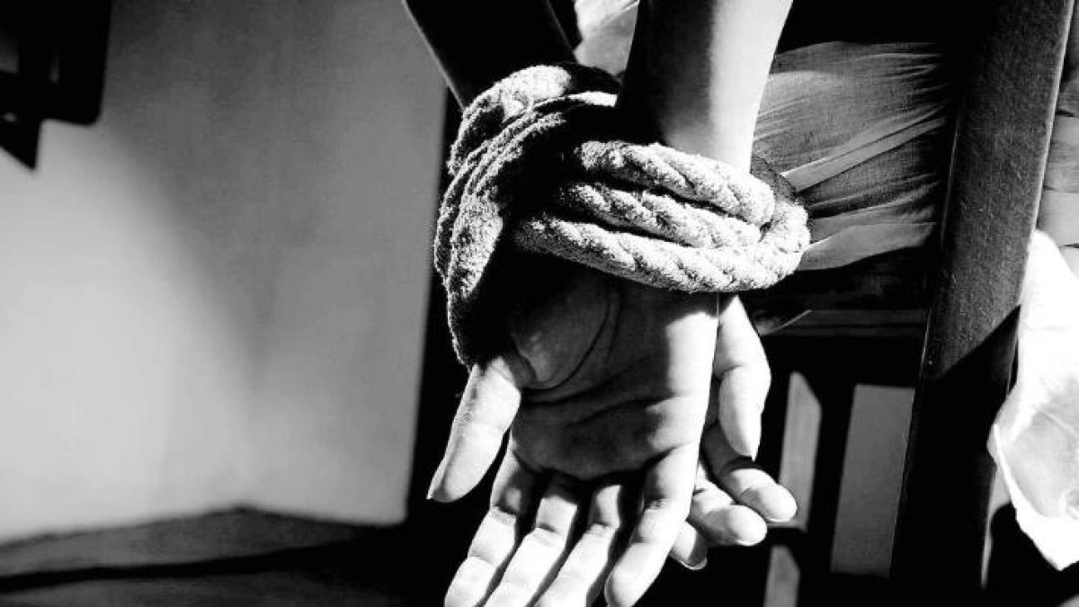 Según medios locales, la mujer fue secuestrada en su propia casa situada en una zona rural del municipio de Chimichagua (Cesar) por hombres armados.