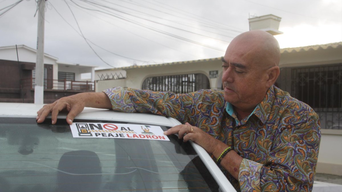 El dirigente Fernando Vargas, colocó el primer sticker a su vehículo.