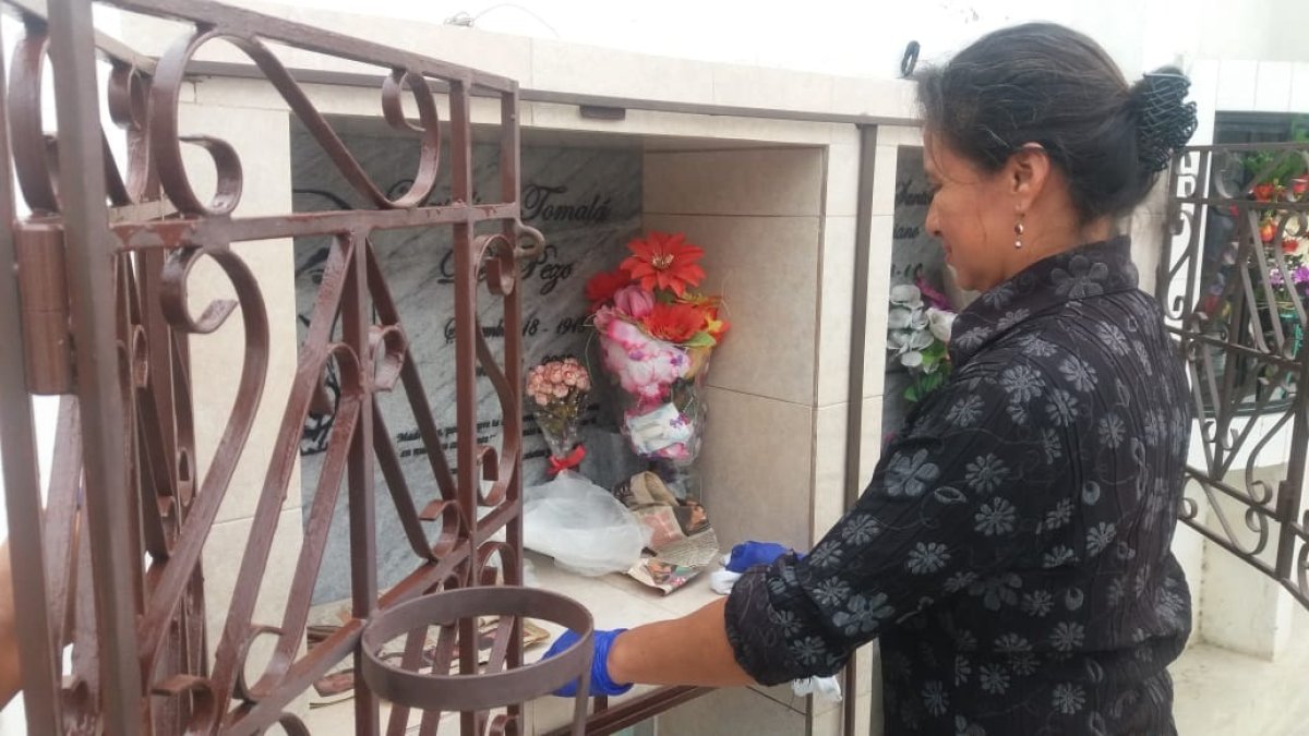 Varias personas encontraron rejas abiertas en las tumbas de sus familiares.