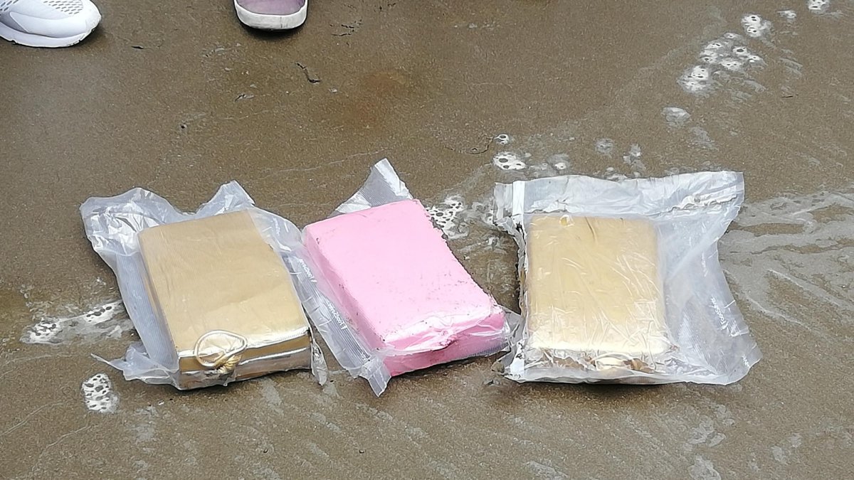 En la playa El Murciélago aparecieron algunos bloques de droga.