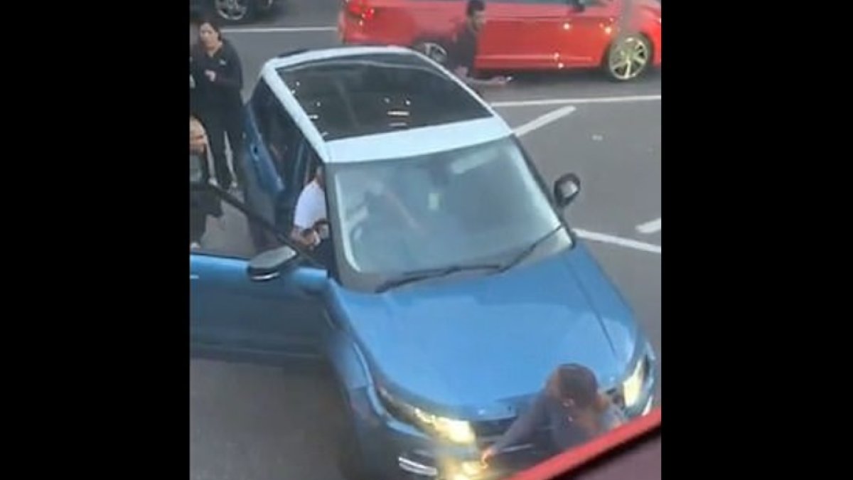 Mujer resultó herida luego de ser aplastada por otro vehículo.