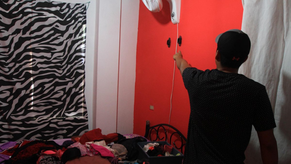 Uno de los afectados muestra el tramo de una pared donde estaba antes un televisor.