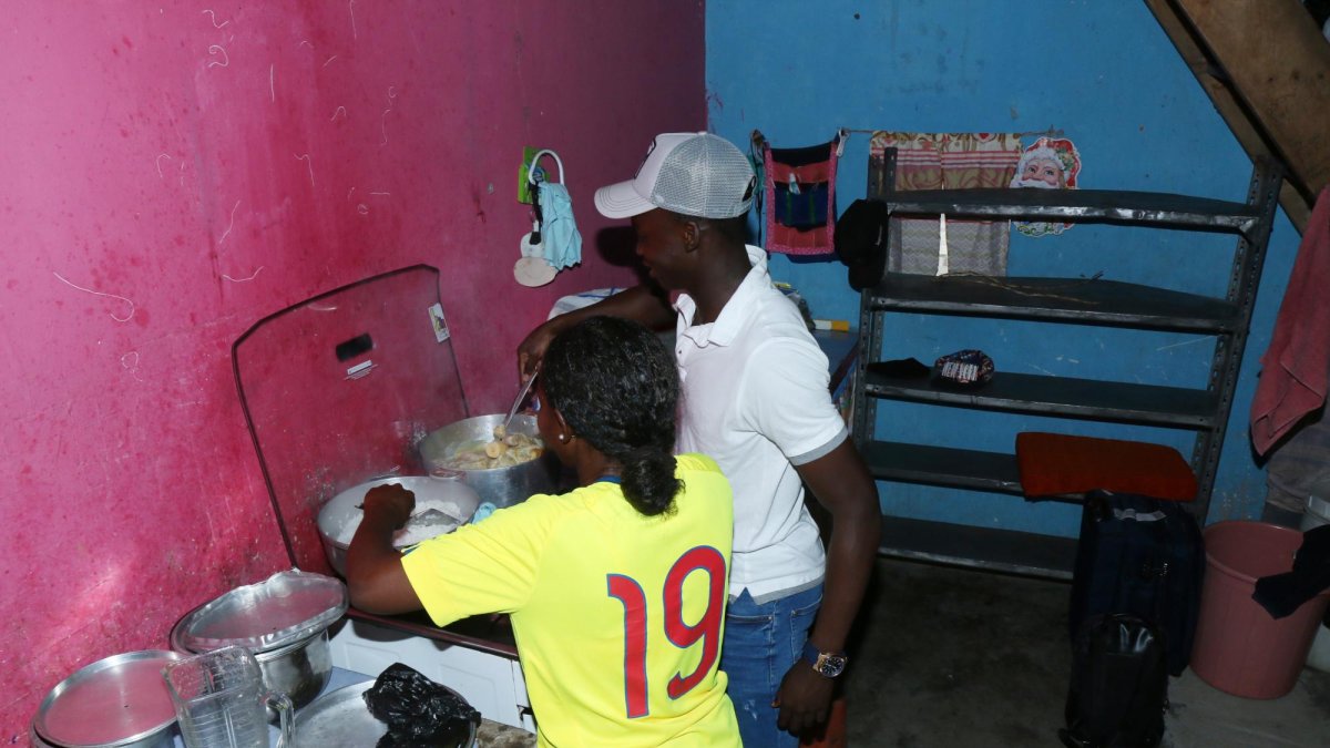 Marilyn Izquierdo junto a su hijo Jhon Jairo Espinoza.