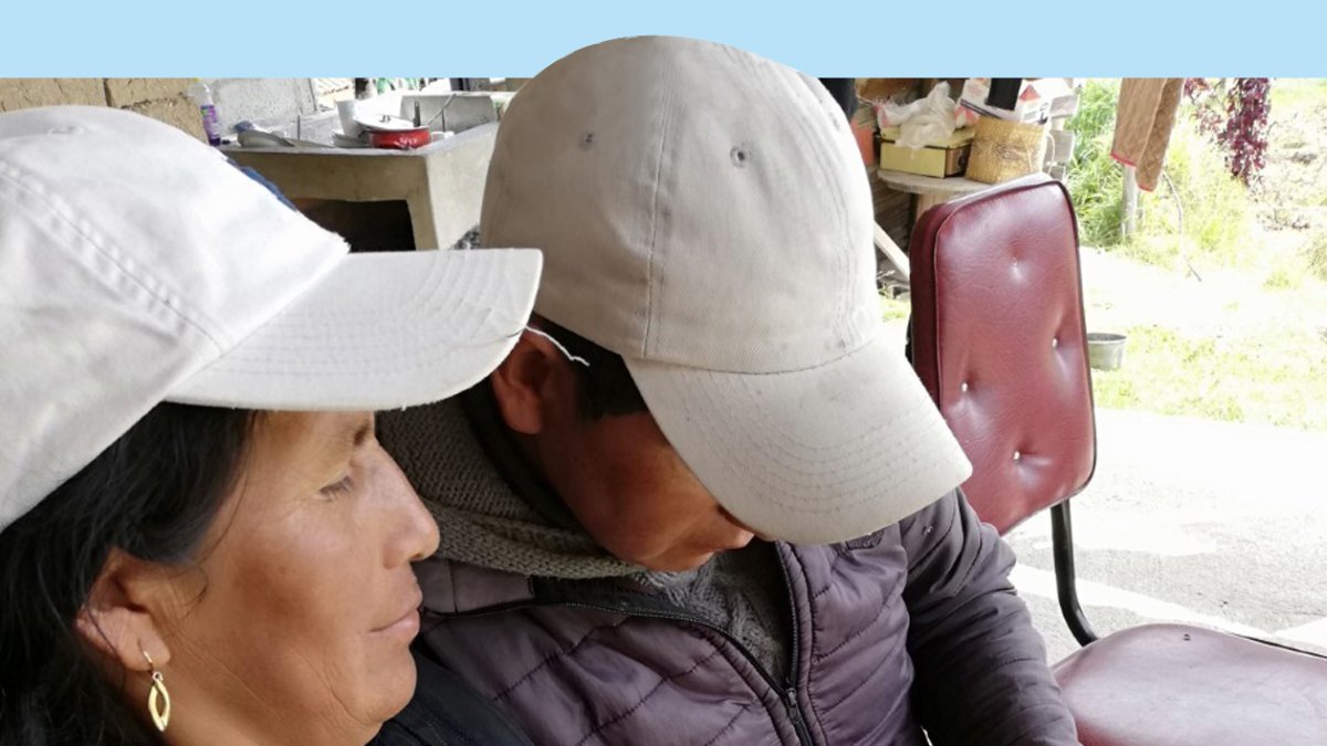 Blanca Carchi, junto a su hijo José observan con dolor la fotografía de Verónica.