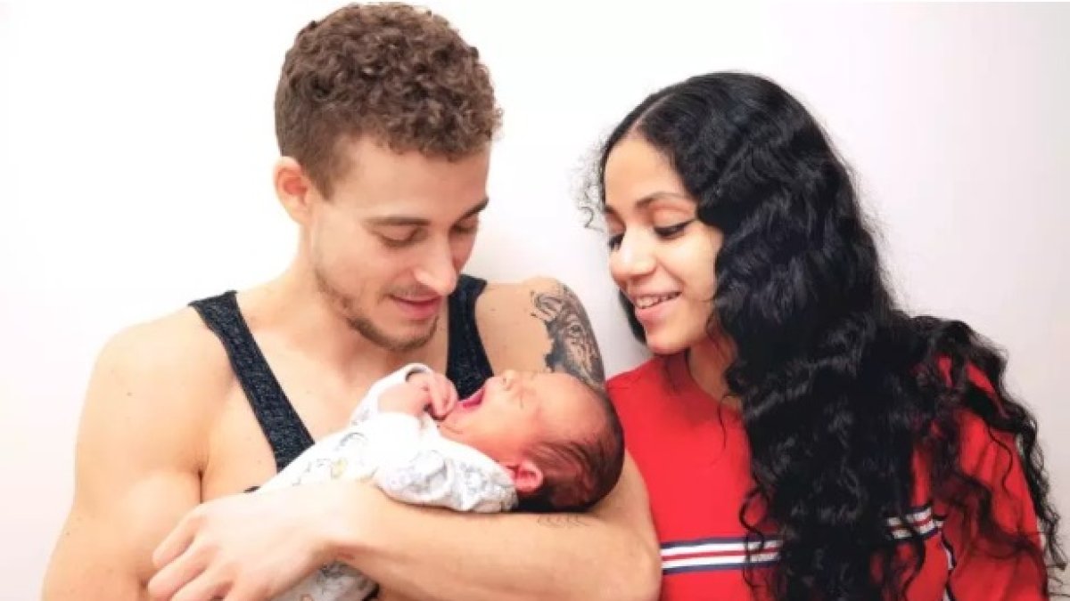 Su pareja pensó que Charlotte había rescatado a un bebé de la calle.