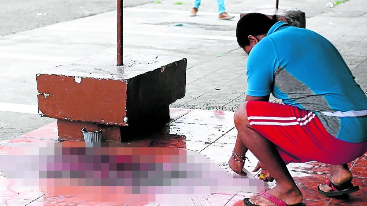 Jefferson Ramírez colocó una vela en el sitio del crimen.