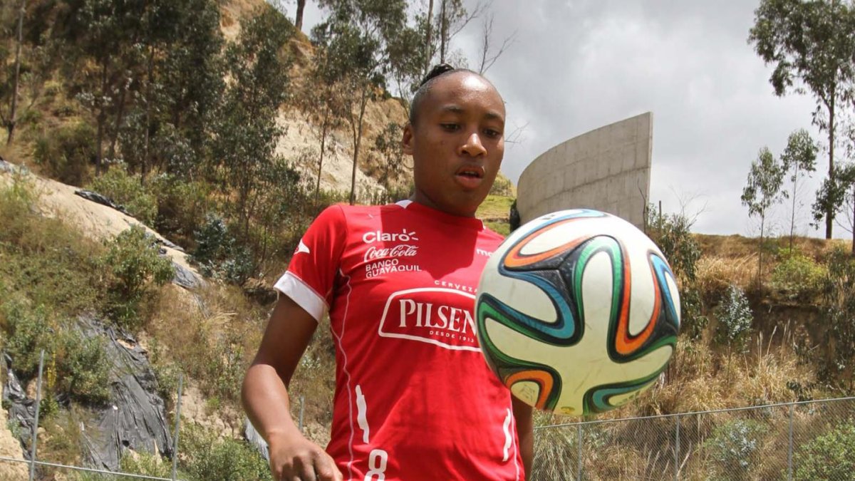 La atacante en uno de los entrenamientos con la selección femenina de fútbol. (Archivo)