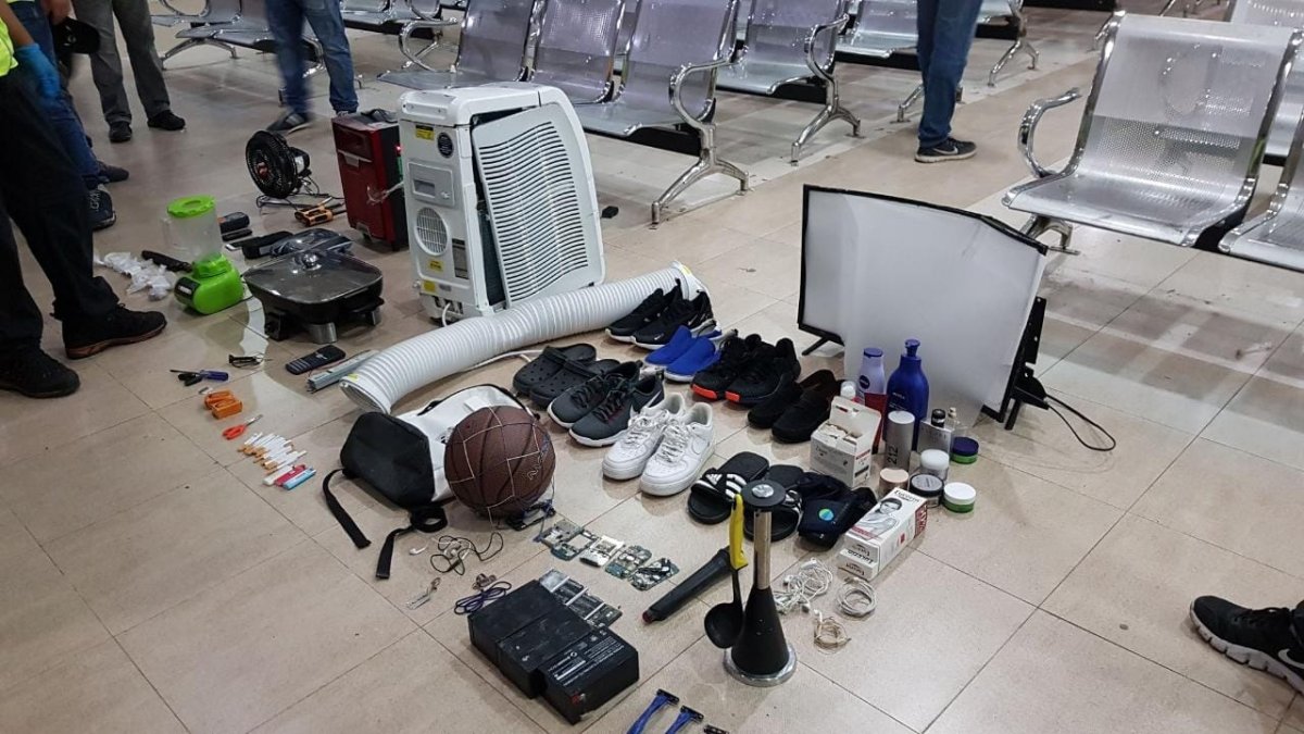 Hasta un acondicionador de aire se retiró entre del pabellón de máxima seguridad.