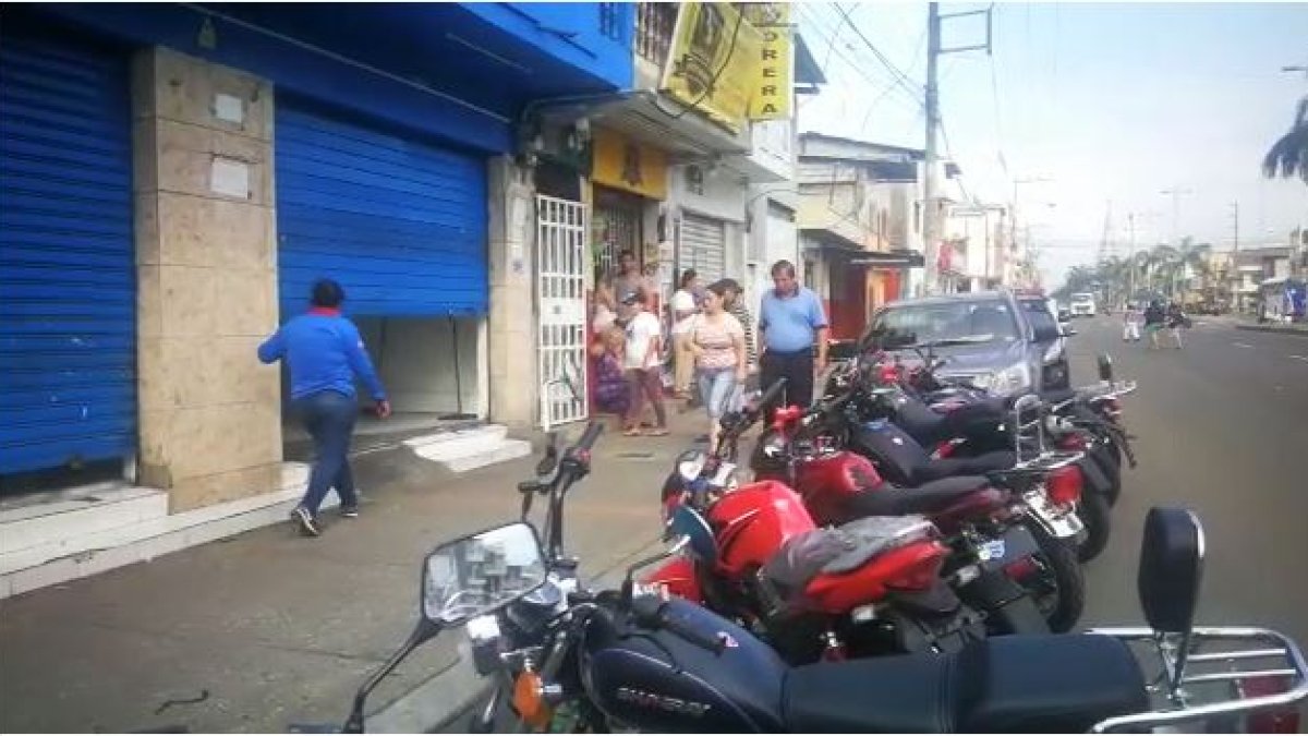 Al local llegaron policías para indagar el robo y recabar información con los colaboradores.