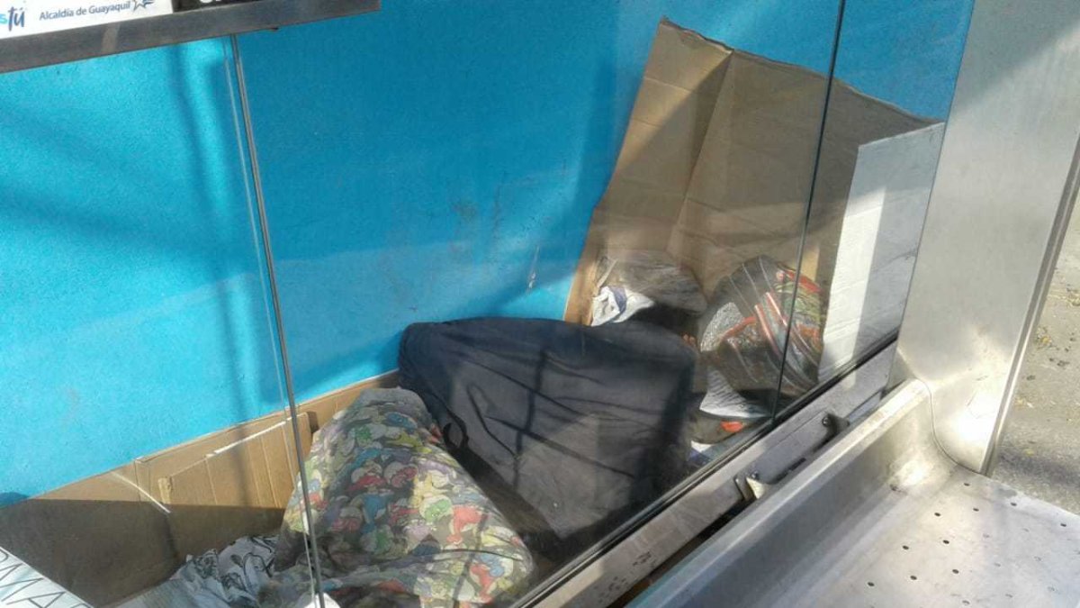 Los indigentes duermen en las paradas de los buses del barrio del Salado.