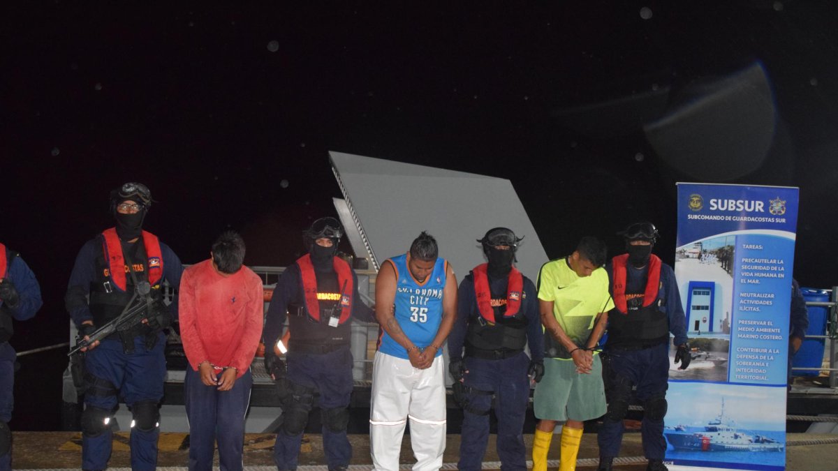 A los presuntos ‘piratas’ personal de la Armada del Ecuador le halló una subametralladora que no pudieron justificar