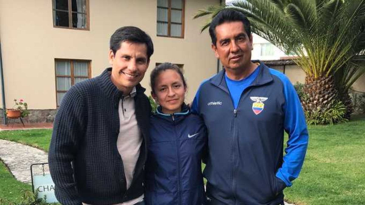 Jefferson Pérez junto a Glenda Morejón (c) la marchista que le sigue sus pasos.