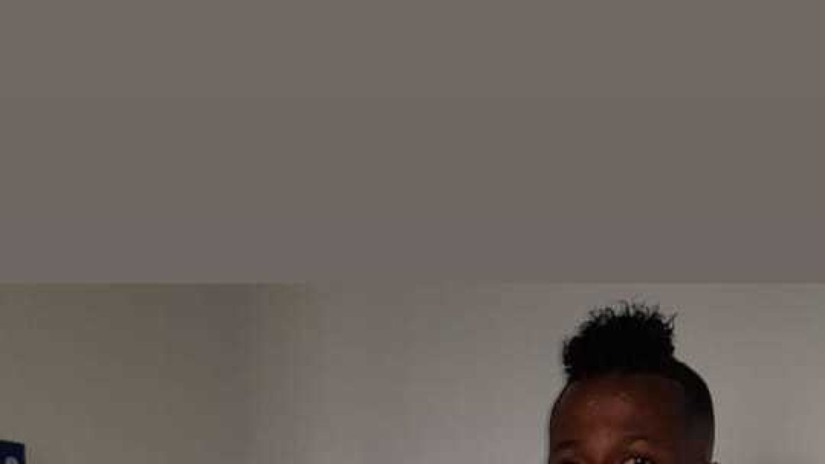 Michael Estrada posa con su hijo recién nacido.