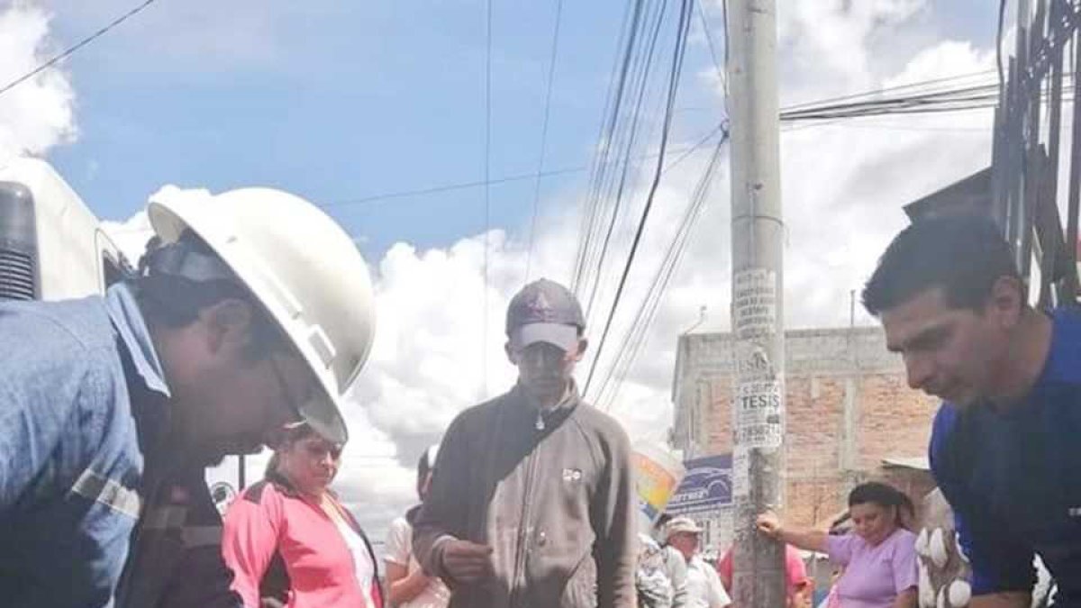 Habitantes se abastecen con agua debido al corte del servicio.