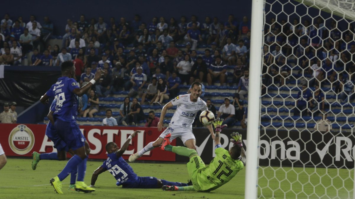 Rodriguinho anotó el gol, al minuto 32, para la campaña perfecta que tiene a Cruzeiro al borde de la clasificación a octavos de final y a Emelec en el penúltimo puesto de la tabla de posiciones, con una derrota y dos empates.