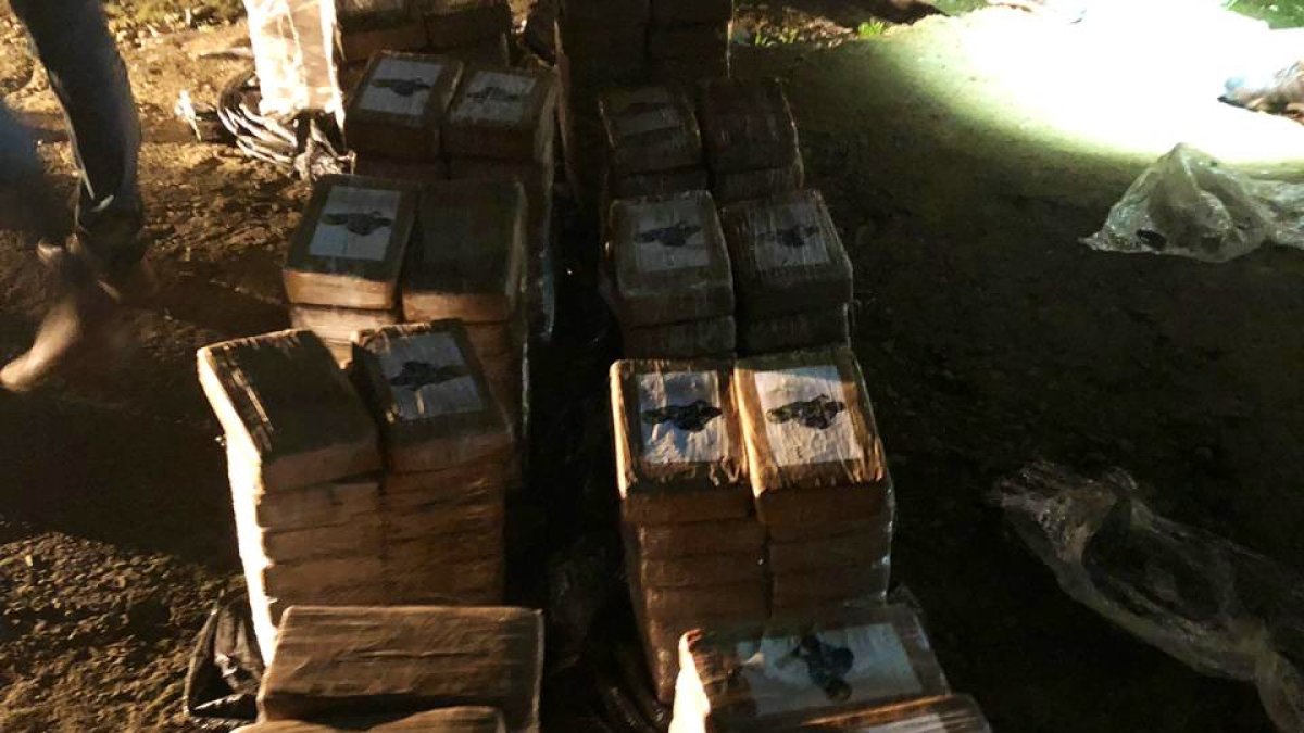 “Se procedió a la incautación de 794 kilos de cocaína en el recinto La Cadena, cantón Quevedo, provincia de Los Ríos”, indicó la Fiscalía.