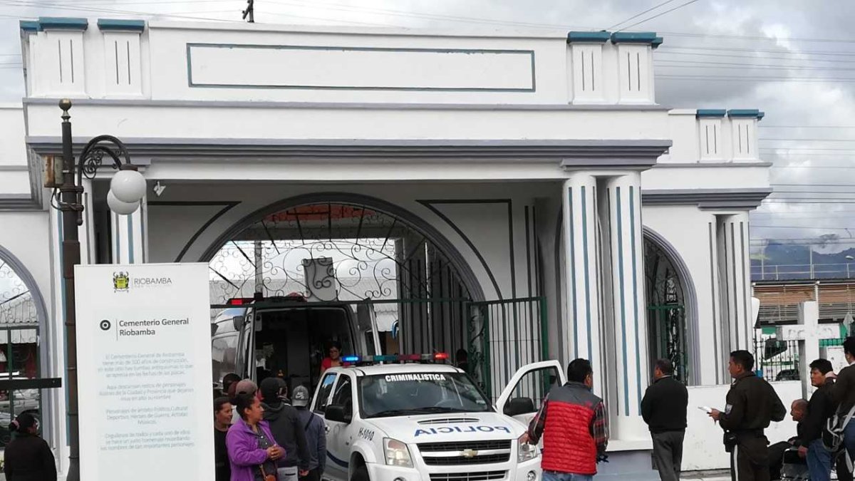El cuerpo permanece en la morgue de Riobamba, para la necropsia de rigor.