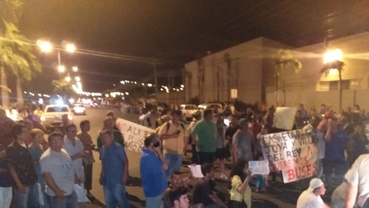 La causa de la protesta se debe a los recorridos que realizan los buses de la cooperativa de transporte LojaTrans desde el pasado sábado 6.