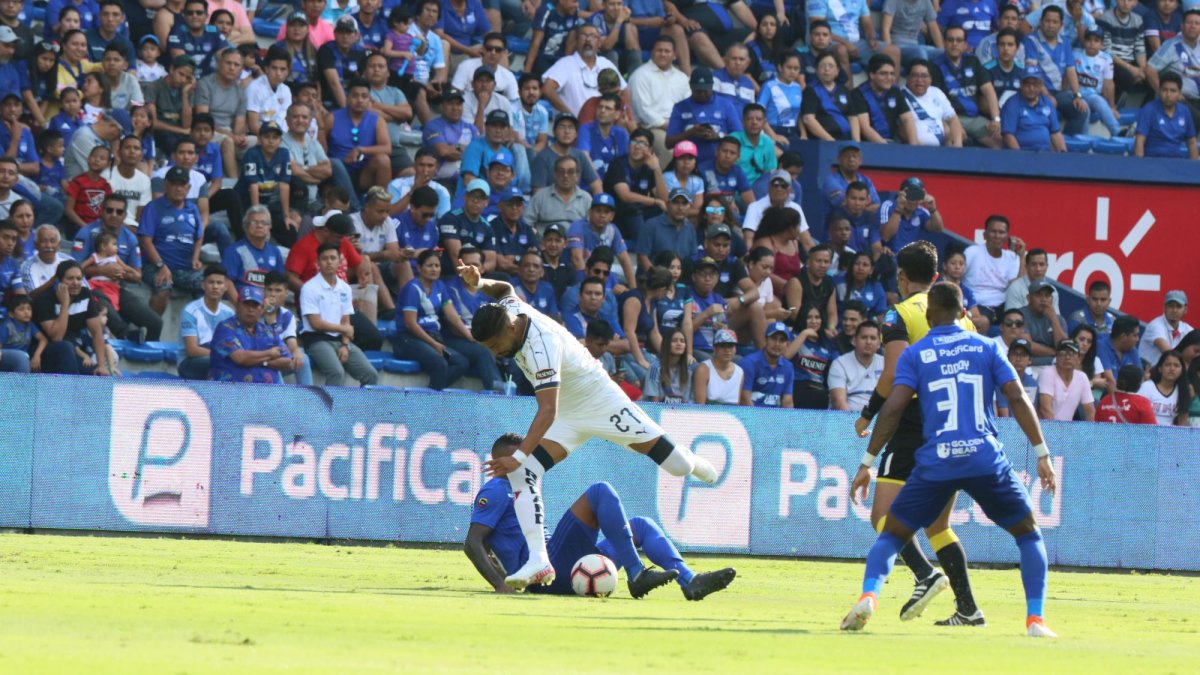 Encuentro entre Liga de Quito y Emelec en el estadio Cawpell.