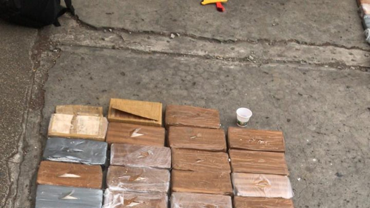 Los paquetes tenían un embalaje similar al utilizado por los narcos. Los sacos estaban dentro de los vehículos retenidos.