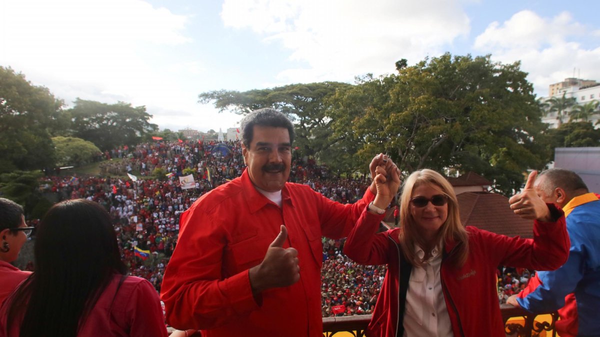Maduro dirigiéndose a sus simpatizantes tras las manifestaciones en su contra.