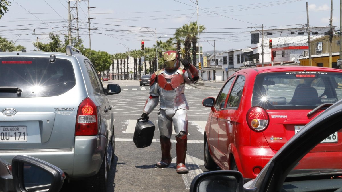 Iron Man saluda a los conductores cuando ha terminado de realizar su show en la Francisco de Orellana.