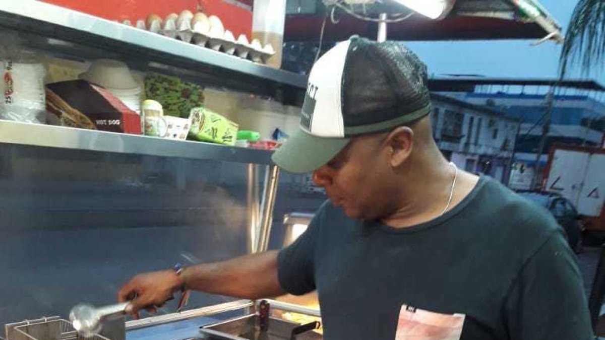 El actor trabajando en su negocio