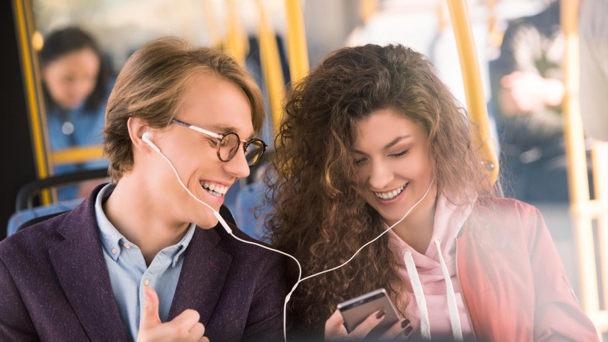 Un olvido, la pasión por la música, el barullo en la parada del bus y un inocente mensaje dieron pie a este prometedor encuentro.