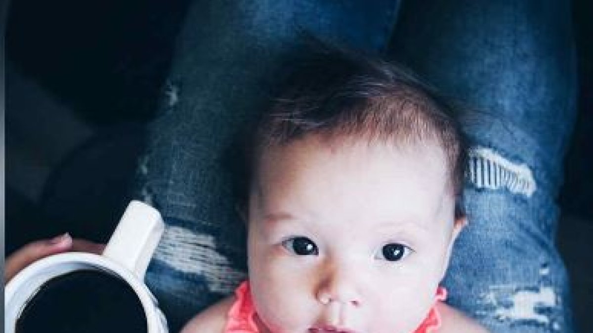 Los padres han dicho que la niña ha crecido ’normalmente’ consumiendo café.