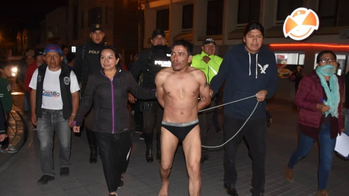 Al sujeto lo hicieron caminar sin zapatos y en calzoncillos para que el pueblo lo reconociera.